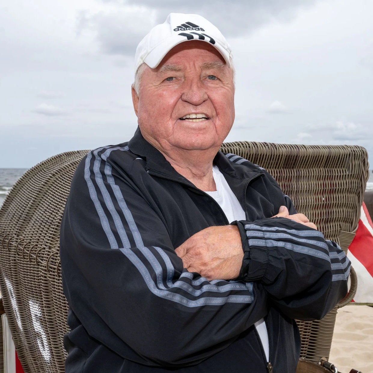 Boxtrainer-Legende Ulli Wegner erholte sich nach einigen gesundheitlichen Problemen Ende August auf Usedom, saß beim Kampf von Osleys Iglesias aber wieder live am Ring.