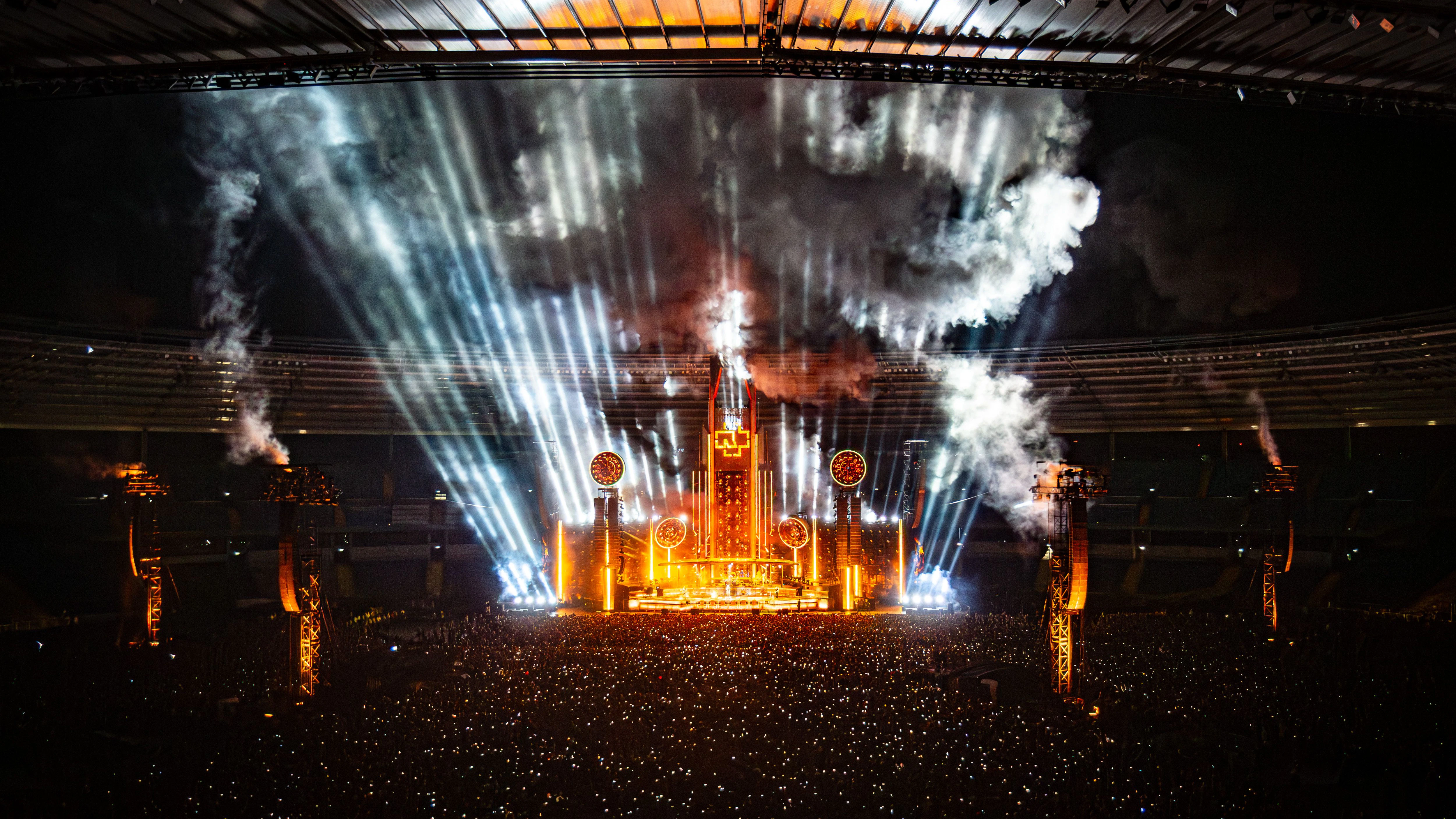 Mehrere Jahre lang tourten die Musiker von Rammstein mit ihrer XXL-Bühne durch Europa.