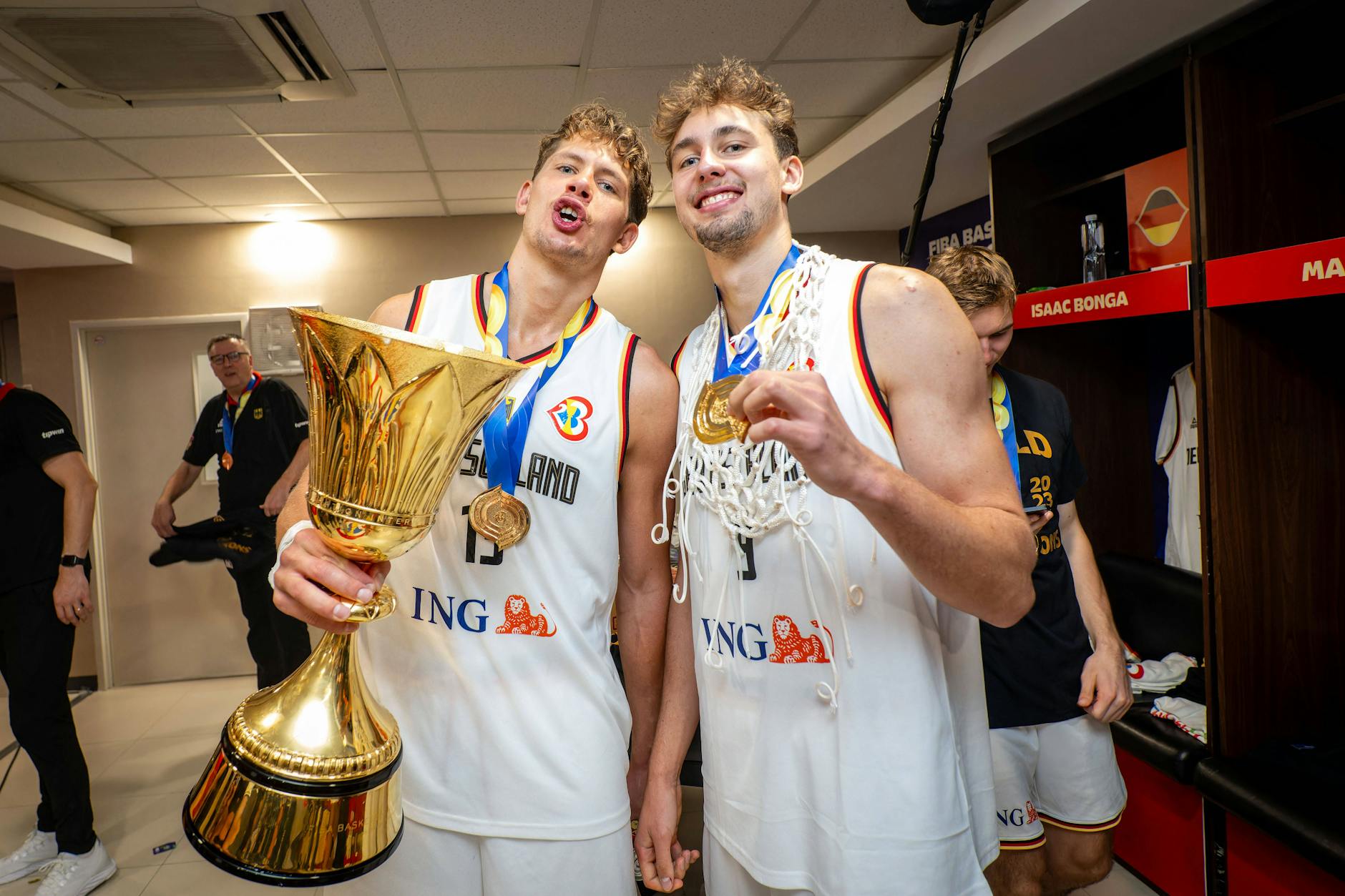 Moritz und Franz (r.) Wagner gewannen im September sensationell und zum ersten Mal WM-Gold mit Deutschland.