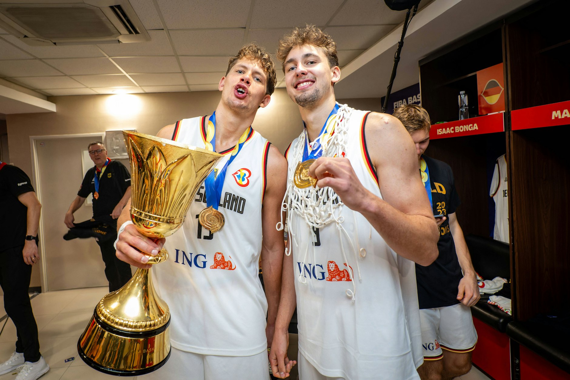 Moritz und Franz (r.) Wagner gewannen im September sensationell und zum ersten Mal WM-Gold mit Deutschland.