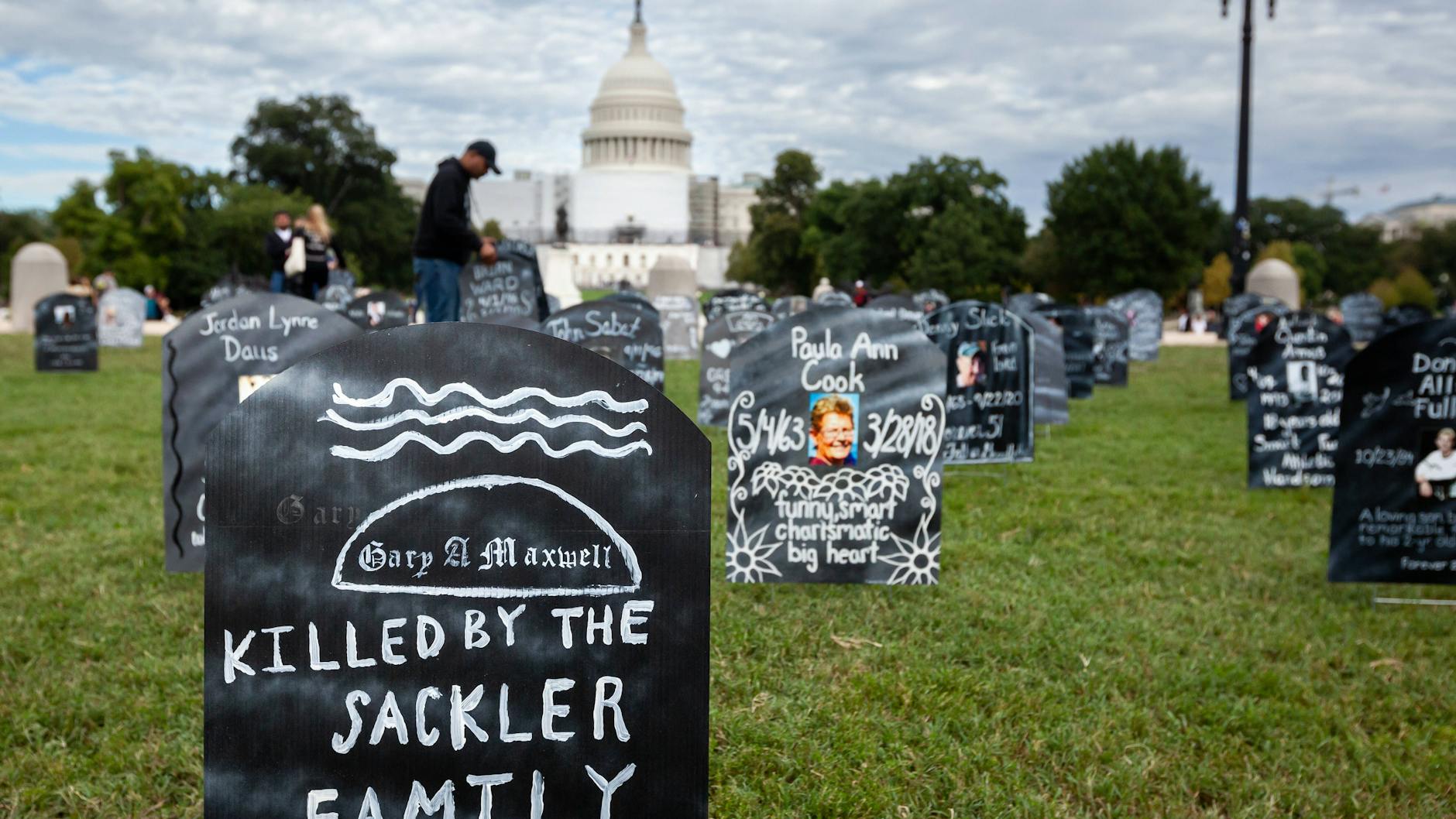 „Killed by the Sackler Family“ – „Getötet von der Sackler-Familie“ heißt es auf Protestschildern vor dem Kapitol.