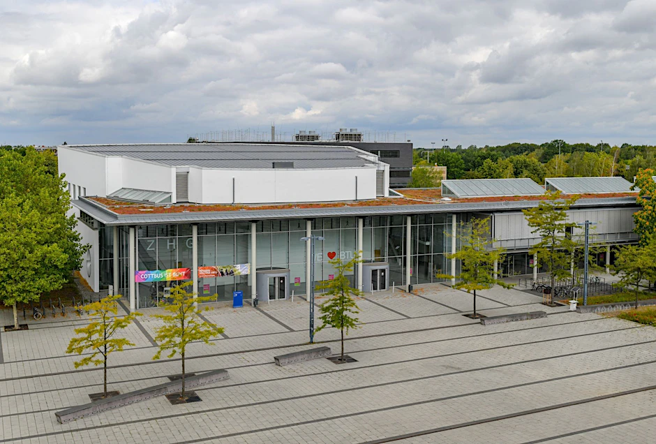 ARCHIV - Blick über den Campus an der BTU - Brandenburgische Technische Universität Cottbus-Senftenberg.  