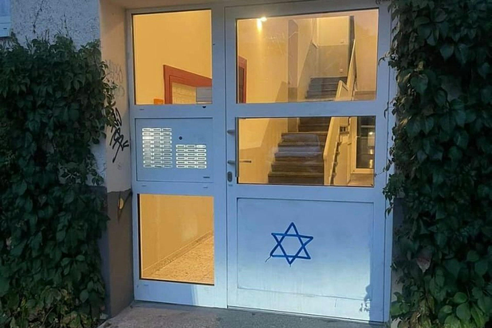 Die Davidsterne wurden an Häusereingänge geschmiert.