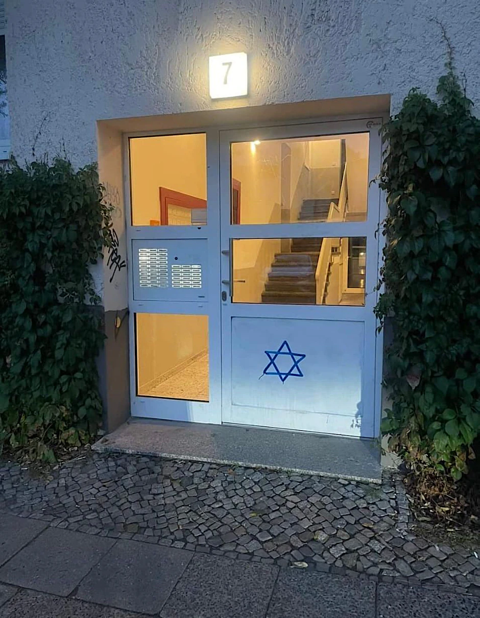 Die Davidsterne wurden an Häusereingänge geschmiert.