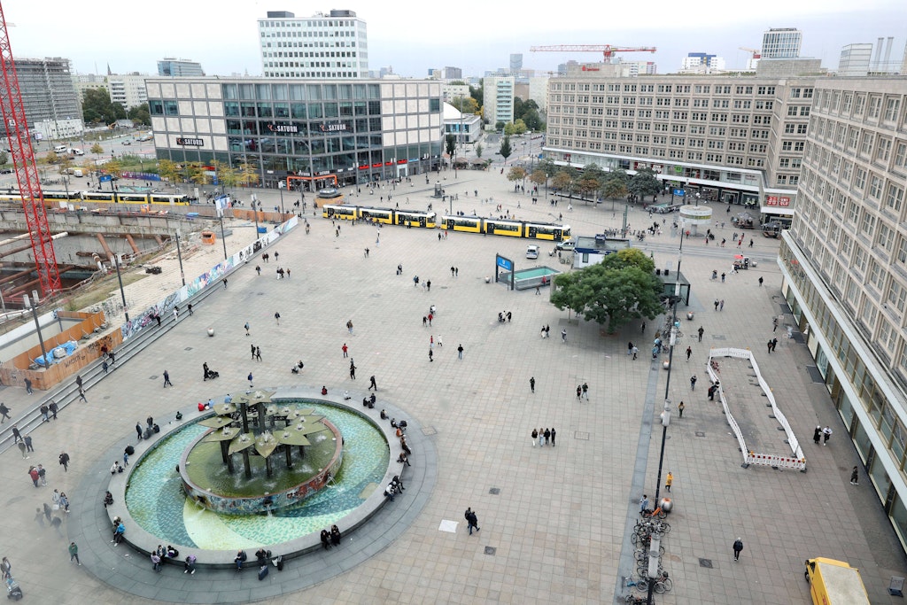 Berlin-Alexanderplatz: Unbekannte stechen 18-Jährigem Messer in den Bauch