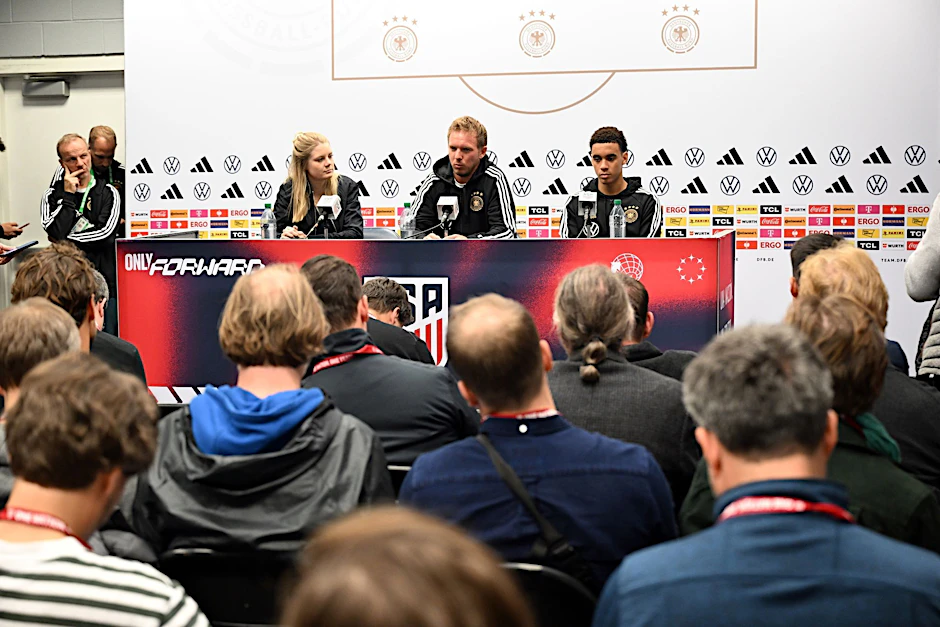 Bundestrainer Julian Nagelsmann (M.) beantwortet die Fragen von Journalisten.  