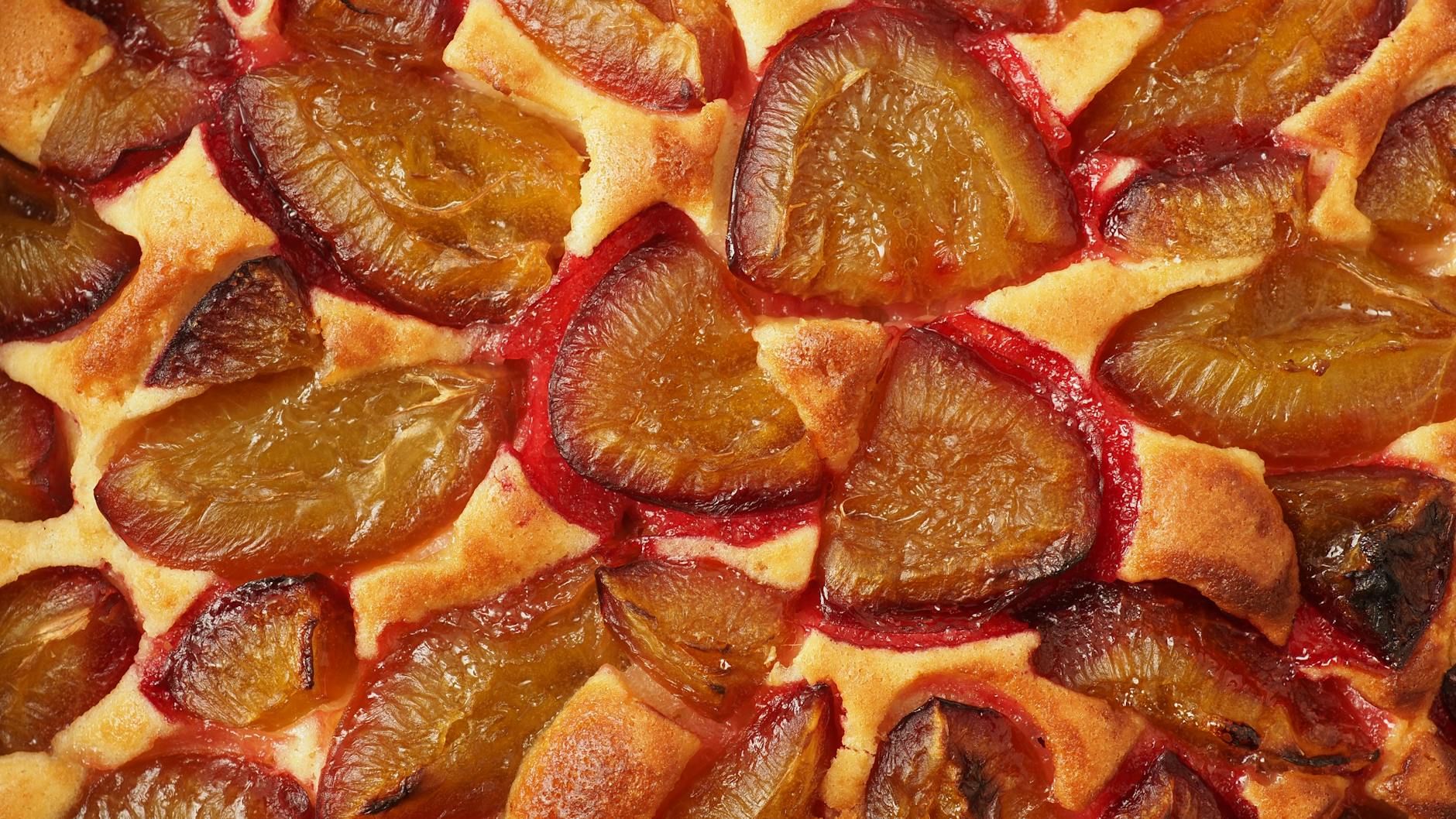 Im Herbst muss einfach ein Pflaumenkuchen auf den Tisch – wie Sie den einfachsten Pflaumenkuchen der Welt aus Rührteig zubereiten, erfahren Sie in diesem Rezept.