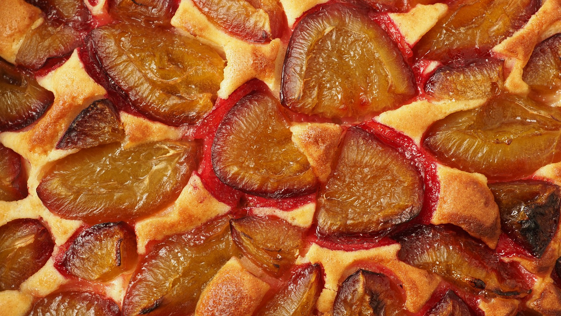 Im Herbst muss einfach ein Pflaumenkuchen auf den Tisch – wie Sie den einfachsten Pflaumenkuchen der Welt aus Rührteig zubereiten, erfahren Sie in diesem Rezept.