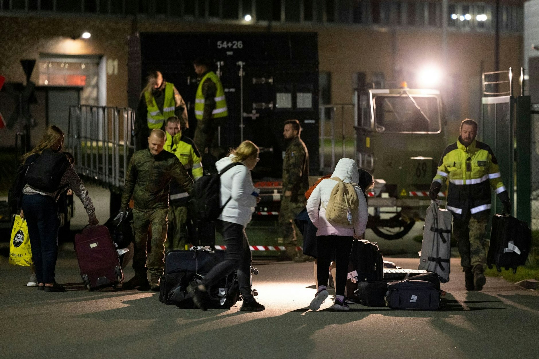 Angehörige der Bundeswehr laden das Gepäck der aus Israel eingeflogenen Deutschen aus.