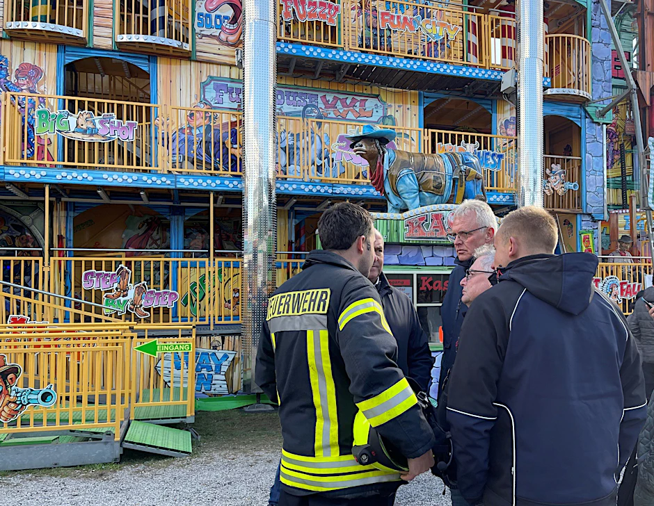 Feuerwehr und Polizei stehen vor Fuzzy's Lachsaloon. Hier stürzte ein 39-Jähriger zu Tode.