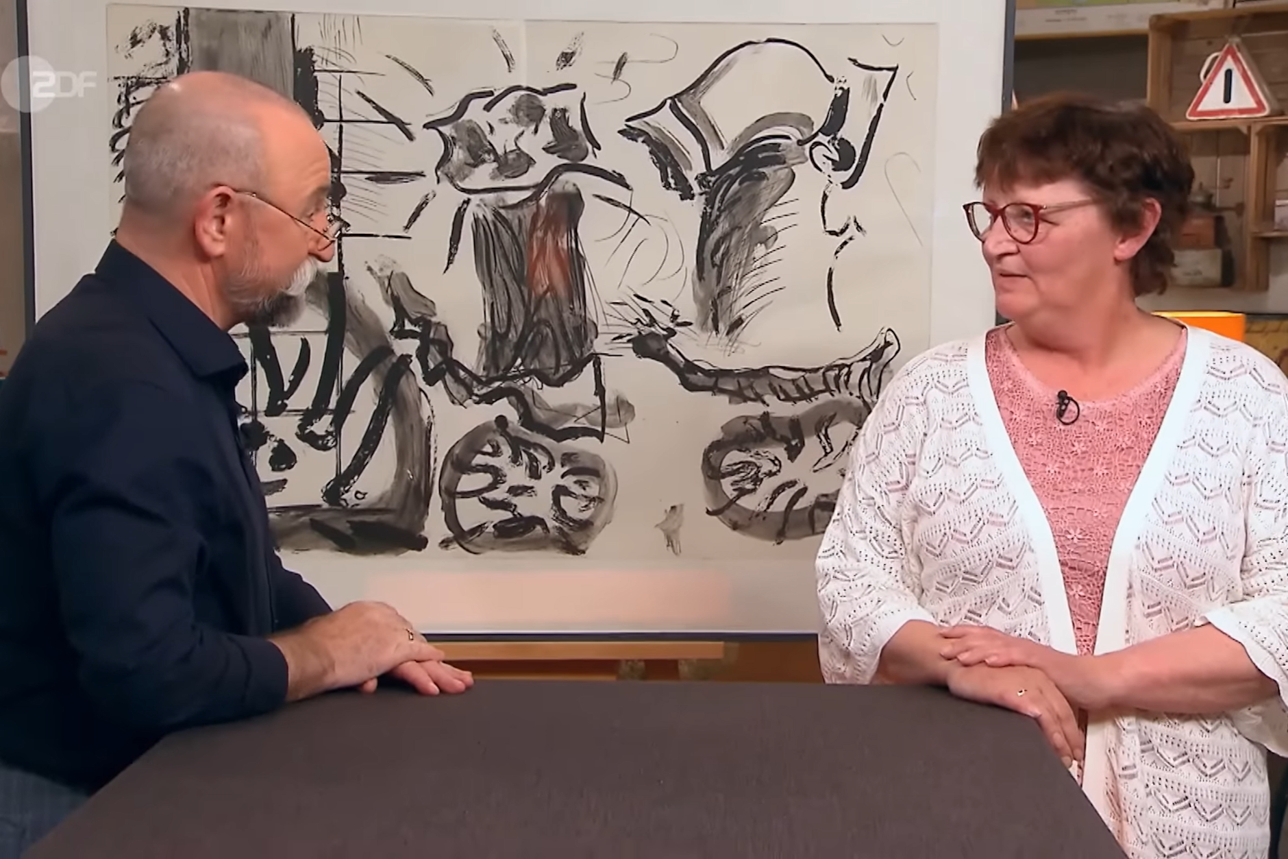 Kandidatin Maria Fedder mit Moderator Horst Lichter bei „Bares für Rares“. Die Bilder, die sie verkaufte, wollte sie eigentlich entsorgen.