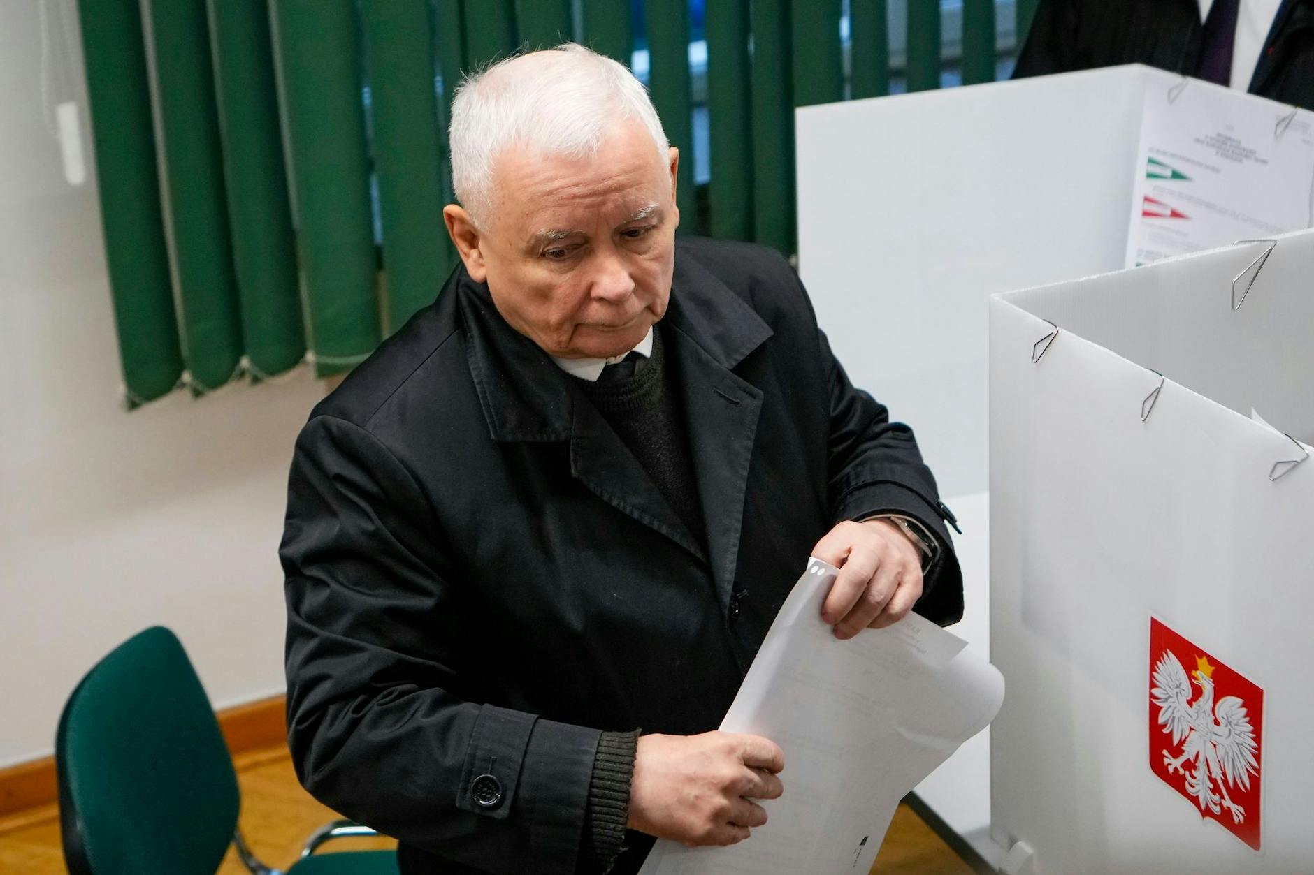 Il leader del PiS Jaroslaw Kaczynski al seggio elettorale di Varsavia.