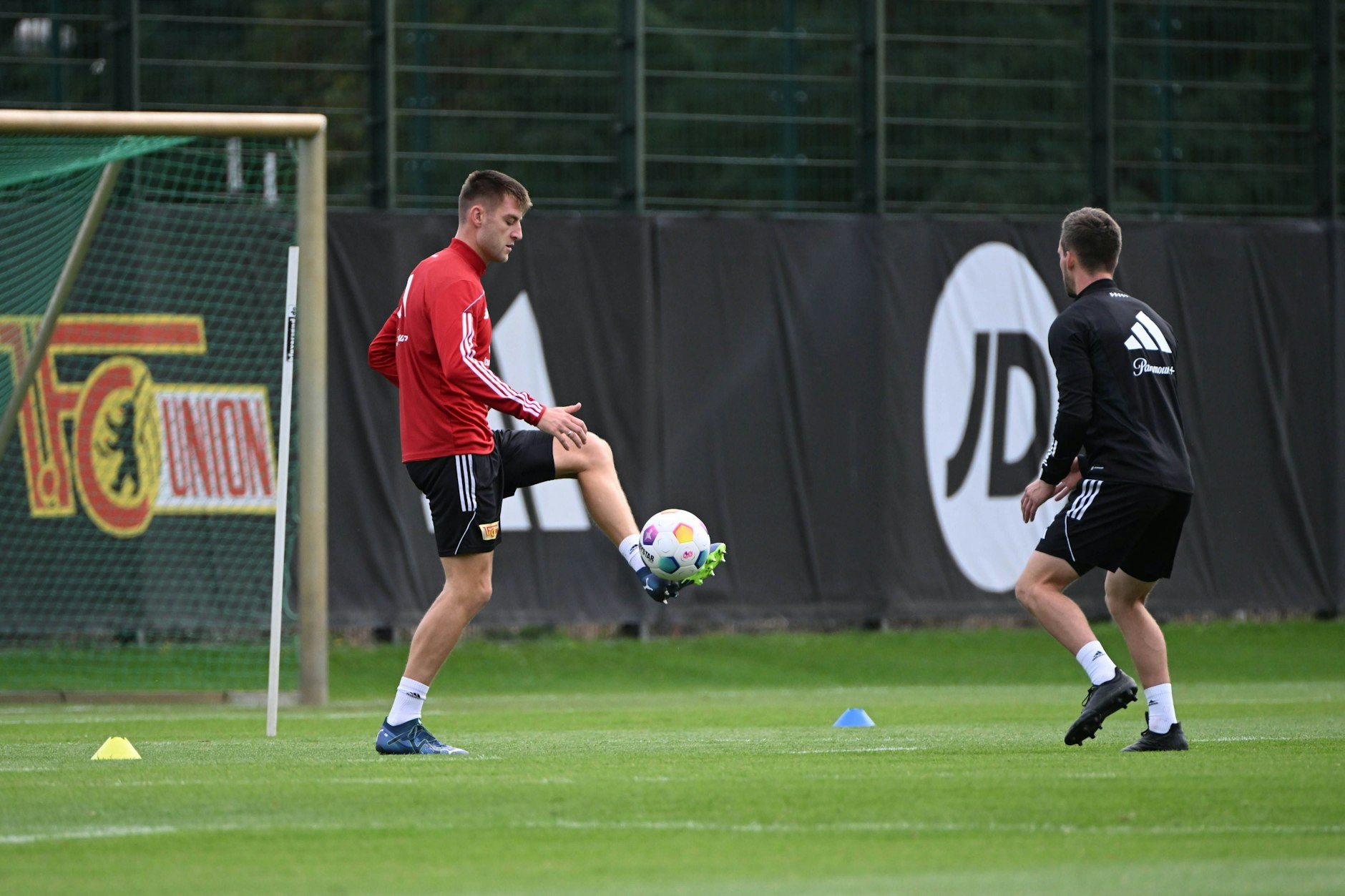 Sehnlichst zurückerwartet: Robin Knoche (31), Abwehrchef des 1. FC Union, übt mit Reha-Trainer Johannes Thienel.
