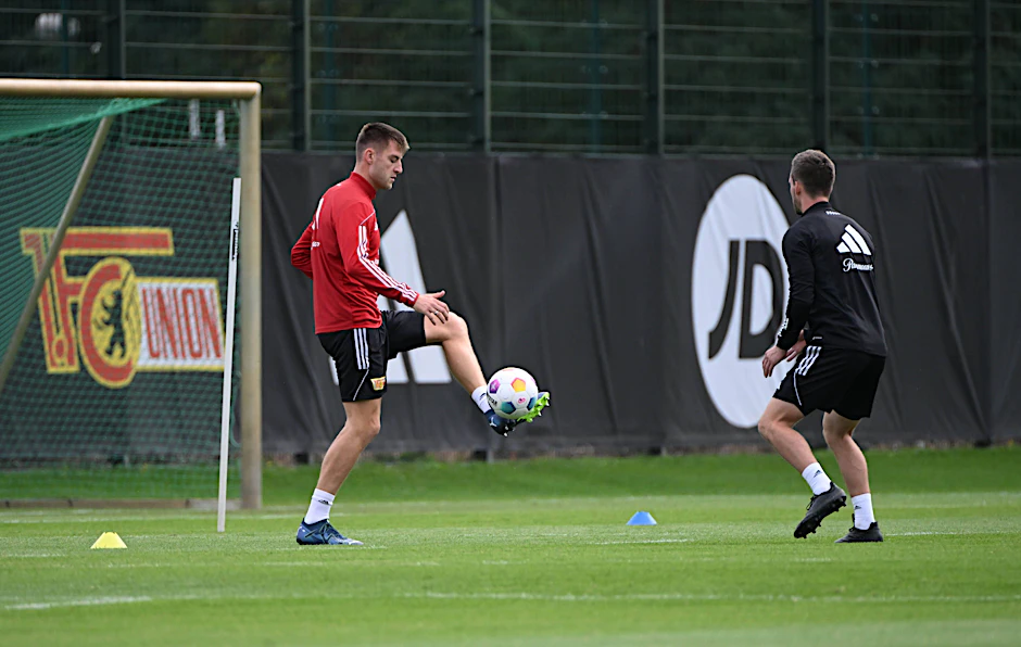 Sehnlichst zurückerwartet: Robin Knoche (31), Abwehrchef des 1. FC Union, übt mit Reha-Trainer Johannes Thienel.