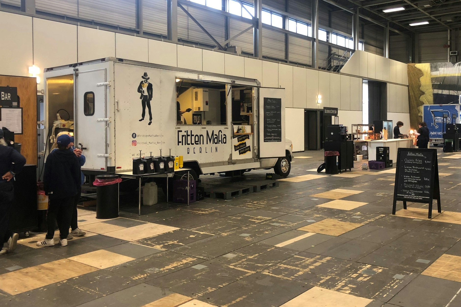 Keine Kegler, keine Erbsensuppe! Stattdessen Burger, Bockwurst, Fritten zu hohen Preisen. Das schmeckte vielen Herthanern bei der Mitgliederversammlung nicht.