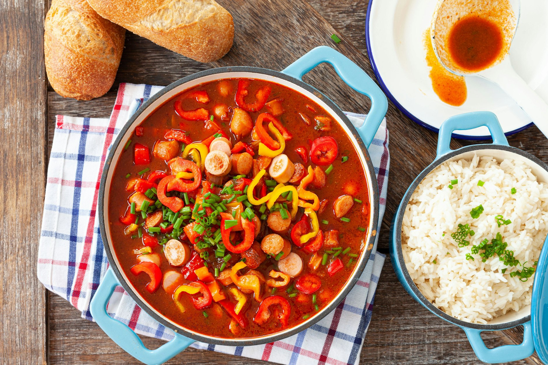 Wurstgulasch ist ein echter Klassiker der DDR-Küche. Das Rezept ist einfach, kann aber mit den unterschiedlichsten Zutaten ergänzt werden.