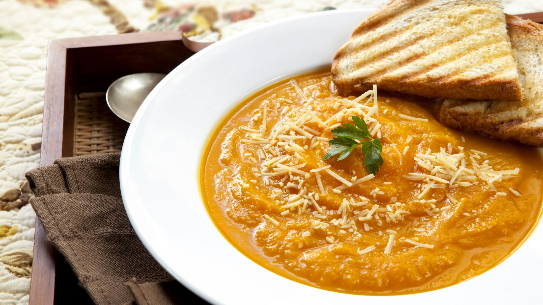 Die cremige Kürbissuppe ist das perfekte Herbstgericht.