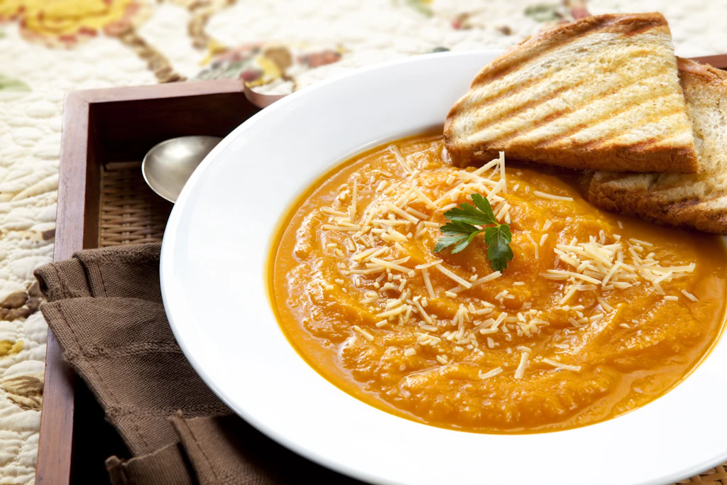 Klasse Rezept für köstliche Kürbissuppe mit Parmesan aus dem Backofen