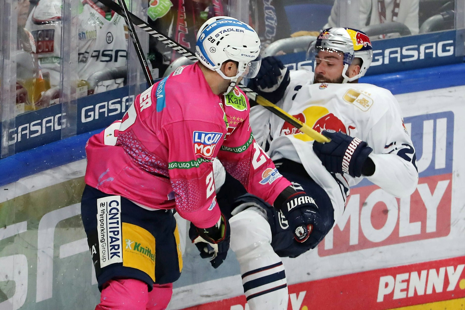 Passt perfekt zum Spiel: Patrice Cormier (l.) von den Eisbären Berlin lässt Münchens Andreas Eder von sich abprallen.