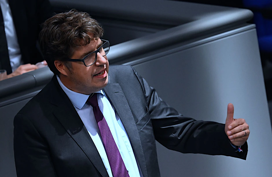 ARCHIV - Der Staatssekretär Michael Kellner spricht.  