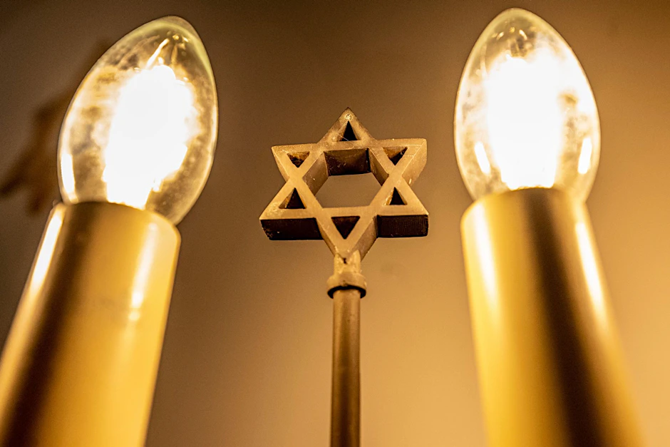 ARCHIV - Ein siebenarmiger Leuchter (Menora) mit einem Davidstern in einer Synagoge.  