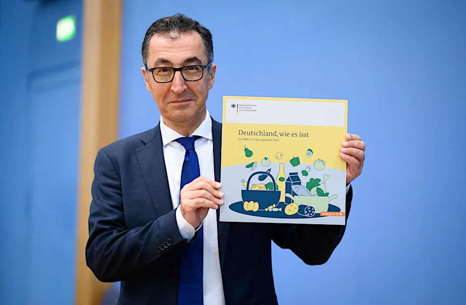 Cem Özdemir (Bündnis 90/Die Grünen), Bundesminister für Ernährung und Landwirtschaft, stellt in der Bundespressekonferenz den «Ernährungsreport 2023» vor.  