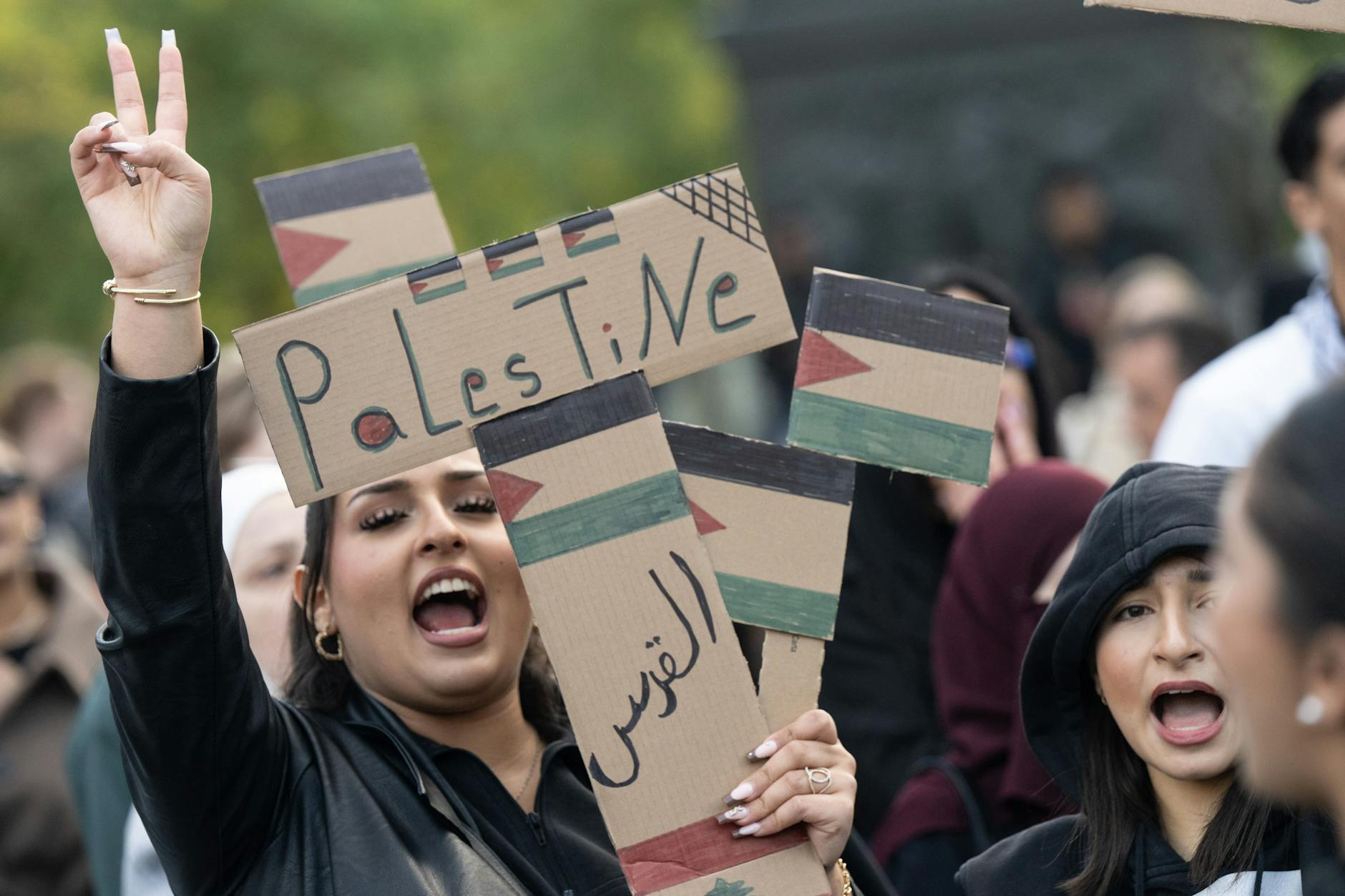 Frauen rufen Parolen bei der Pro-Palästina-Demo in Frankfurt am Main. Die Kundgebung wird von einem massiven Polizeiaufgebot begleitet.