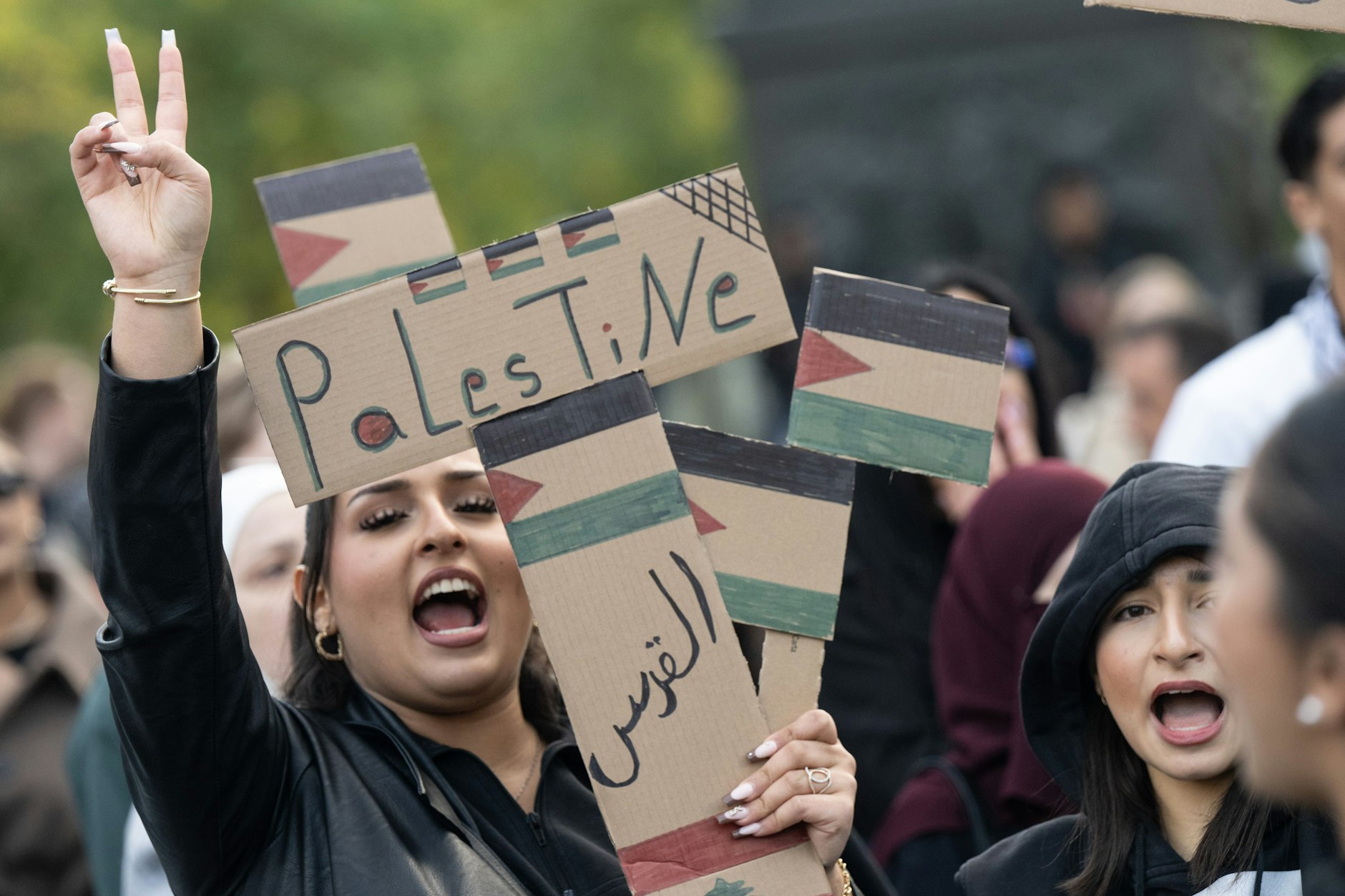 Frauen rufen Parolen bei der Pro-Palästina-Demo in Frankfurt am Main. Die Kundgebung wird von einem massiven Polizeiaufgebot begleitet. 
