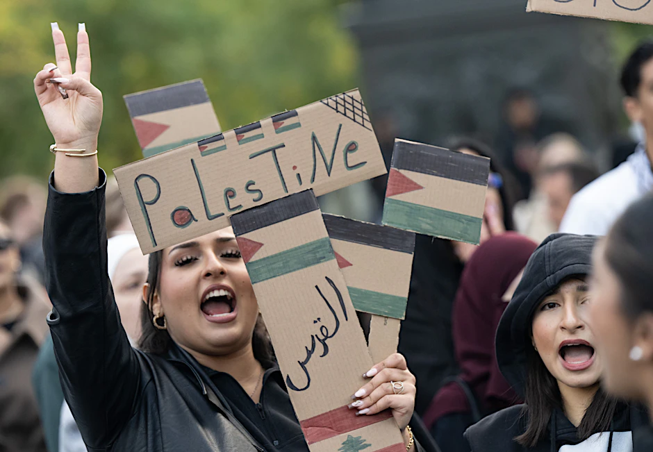 Frauen rufen Parolen bei der Pro-Palästina-Demo in Frankfurt am Main. Die Kundgebung wird von einem massiven Polizeiaufgebot begleitet. 