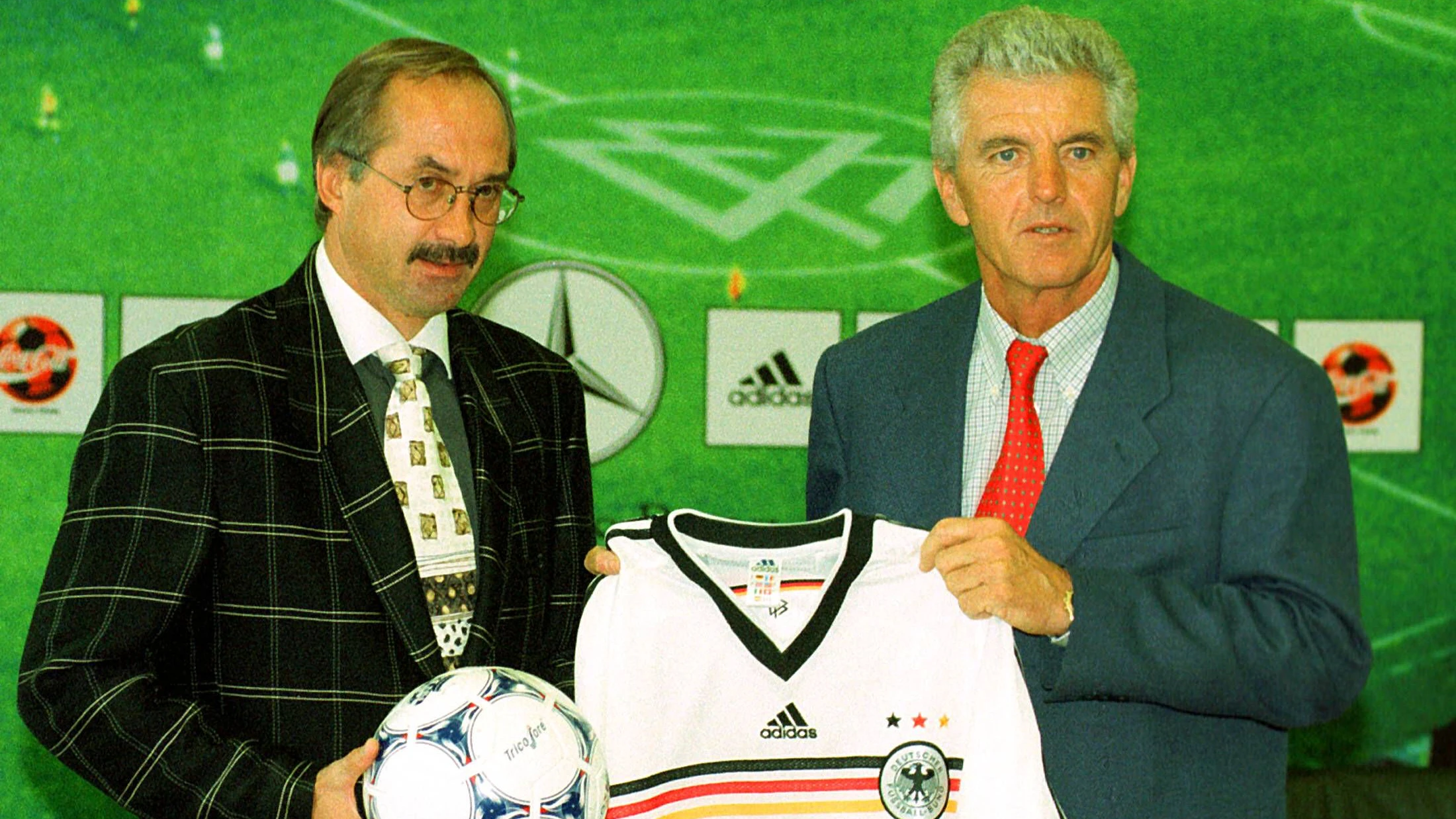 1998 übernahmen Teamchef Erich Ribbeck (86) und Co-Trainer Uli Stielike (68) beim DFB. Stielike (l.) sorgte dabei auch mit seinem Sakko für Schlagzeilen.&nbsp;