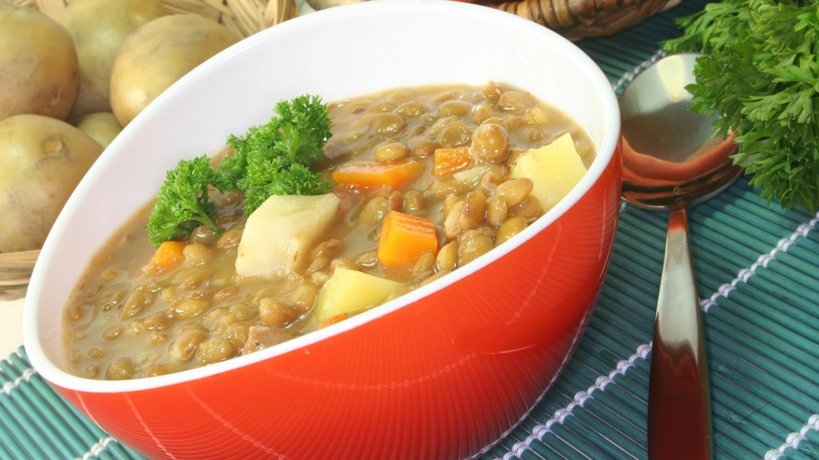 Leckerer Linseneintopf ist ein wahrer Klassiker aus der Suppenküche - und dieses Rezept ist weder teuer noch aufwändig zu kochen.