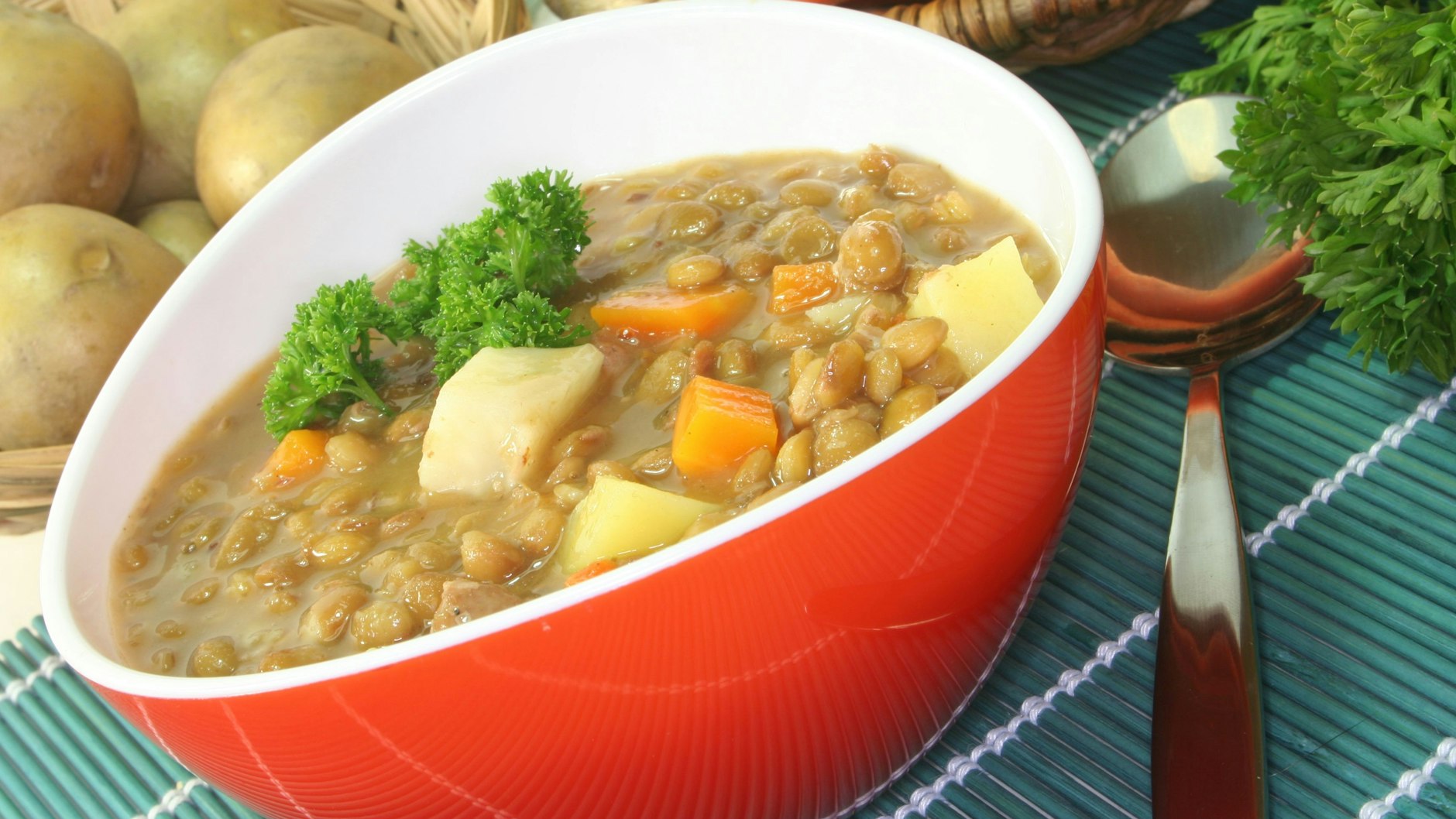 Leckerer Linseneintopf ist ein wahrer Klassiker aus der Suppenküche - und dieses Rezept ist weder teuer noch aufwändig zu kochen.