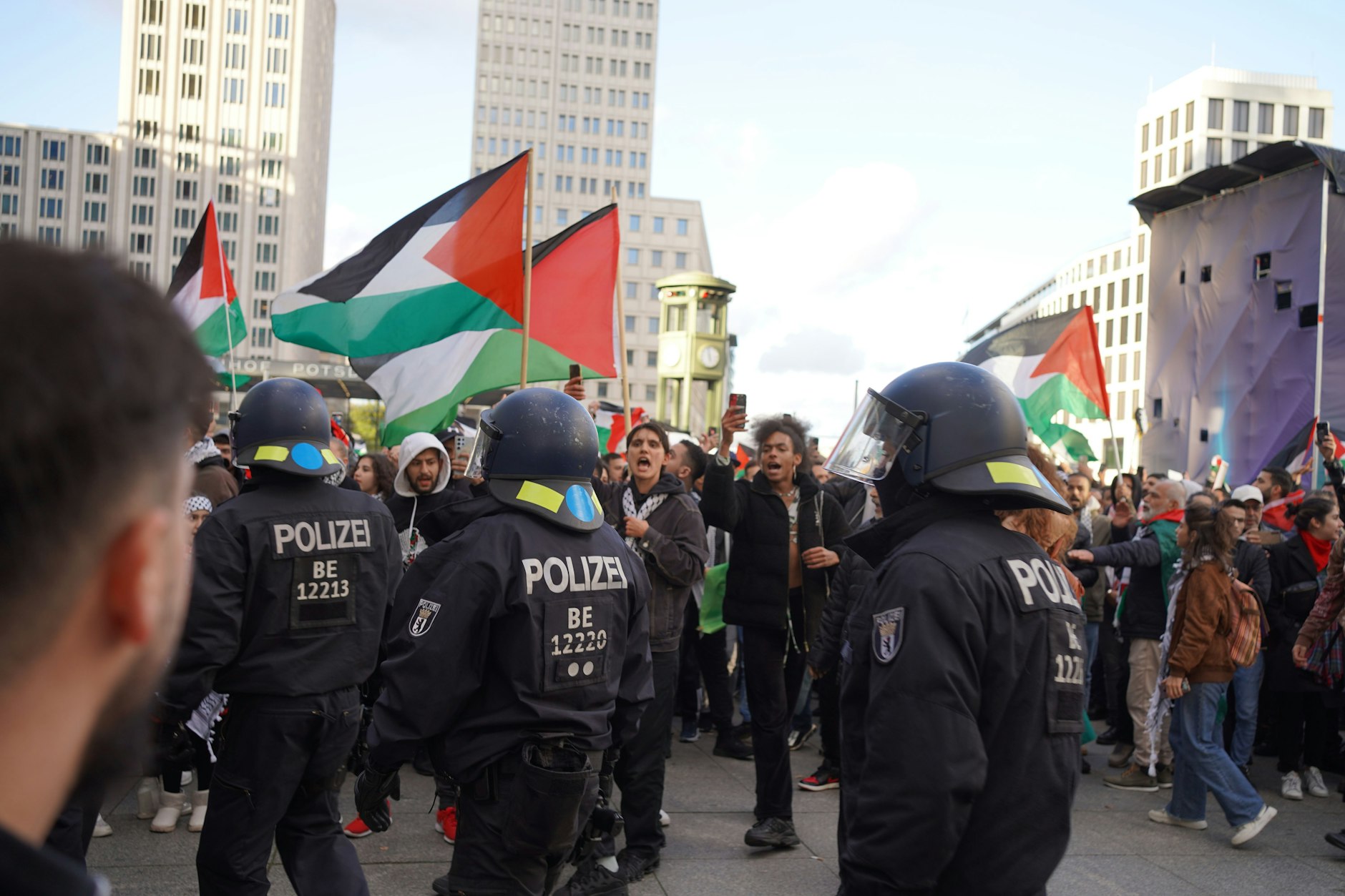 Polizisten versuchen, die verbotene Palästina-Demo auf dem Potsdamer Platz zu beenden.