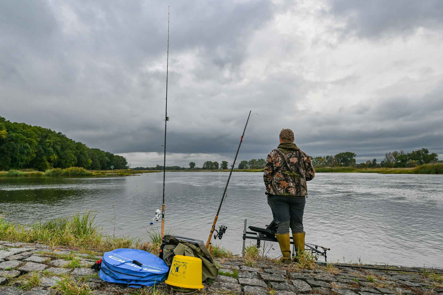 Ein Angler steht in Brieskow-Finkenheerd auf einer Buhne. Die Petrijünger wollen herausfinden, welche Fische noch im Fluss sind.