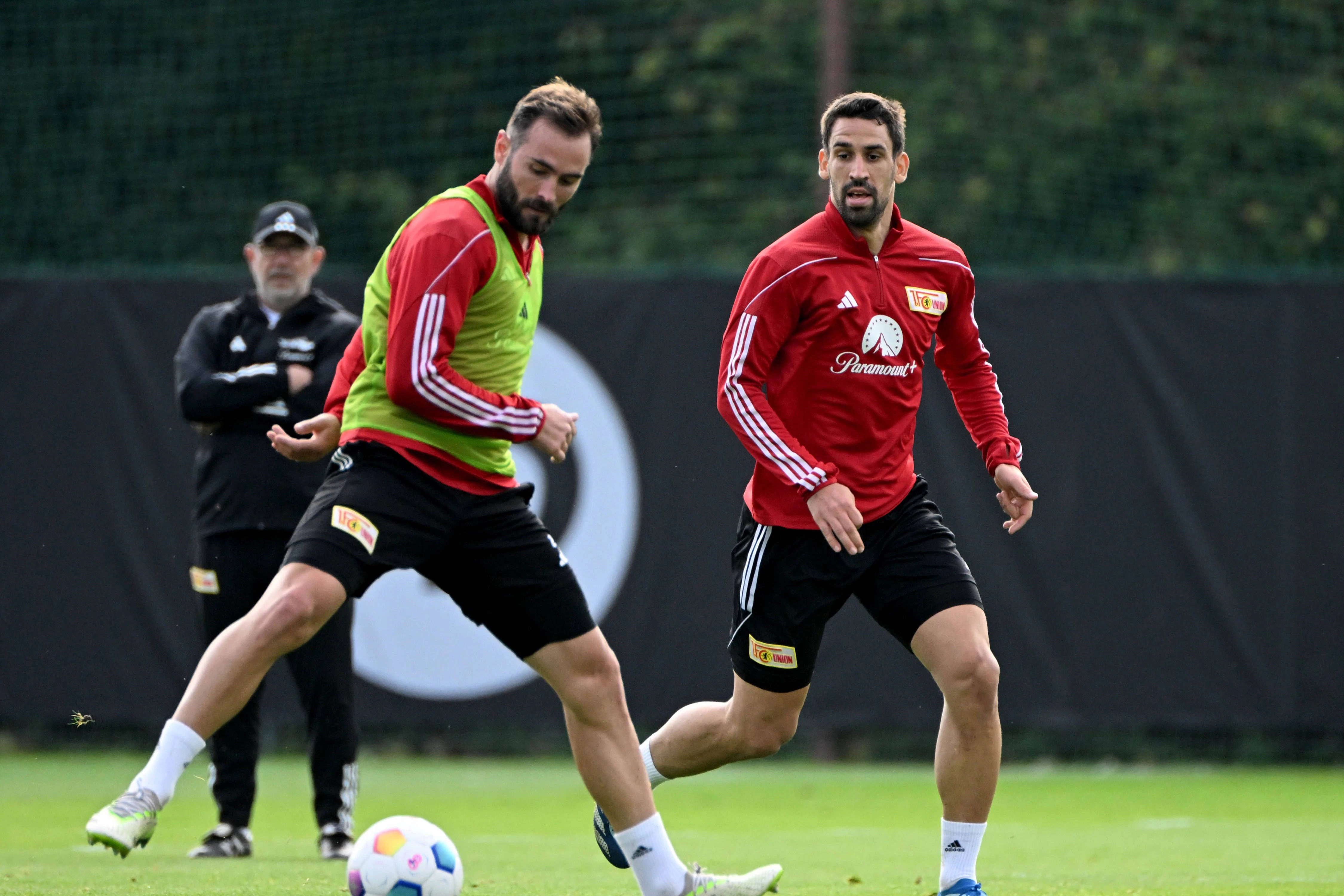 Rani Khedira (r., 29), eiserner Mittelfeldmotor, mischte bereits wieder im Teamtraining mit. Union-Trainer Urs Fischer schaute dabei ganz genau hin.&nbsp;
