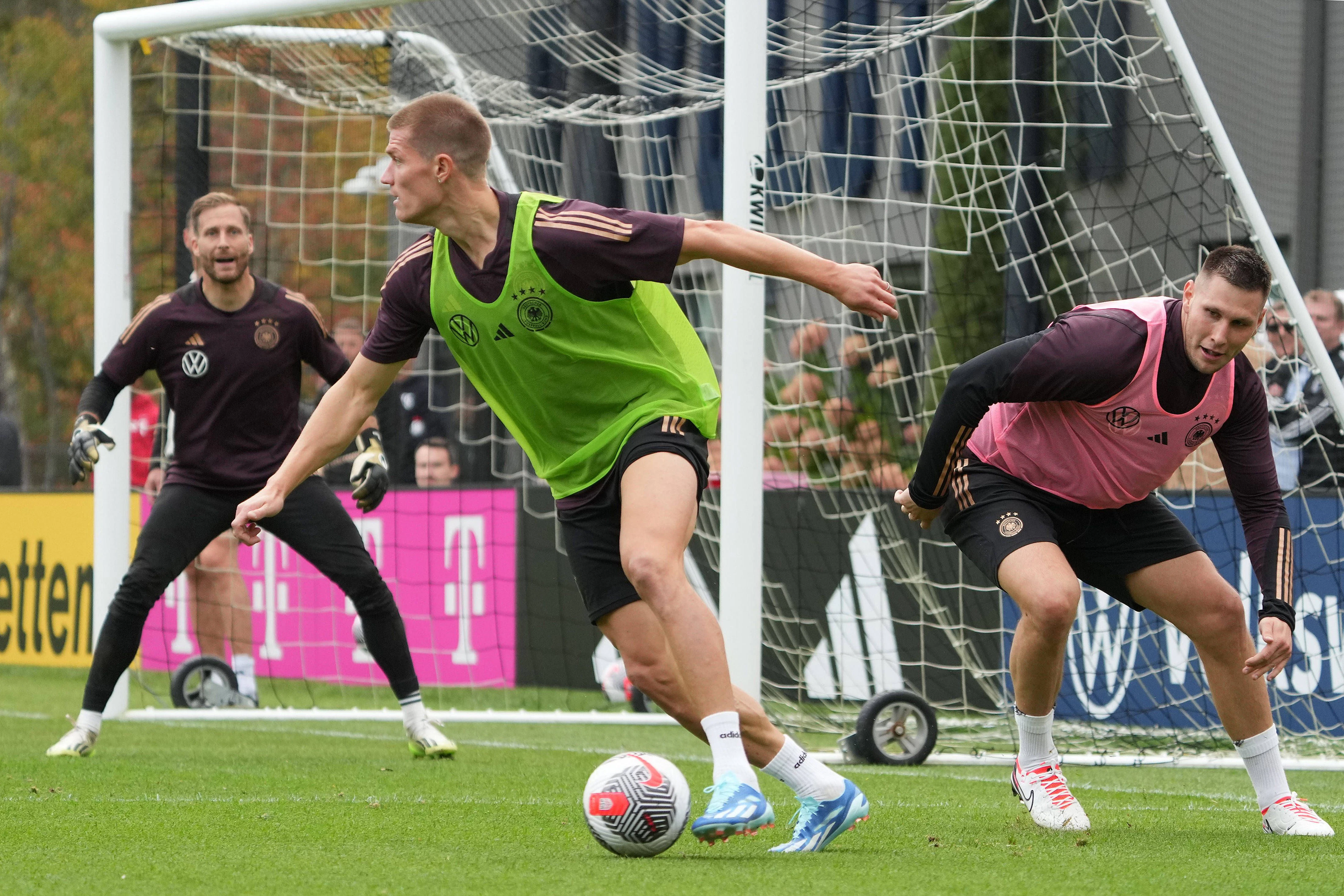 Kevin Behrens vernascht BVB-Verteidiger Niklas Süle. Der Stürmer des 1. FC Union traf im Training der Nationalmannschaft wie am Schnürchen.&nbsp;
