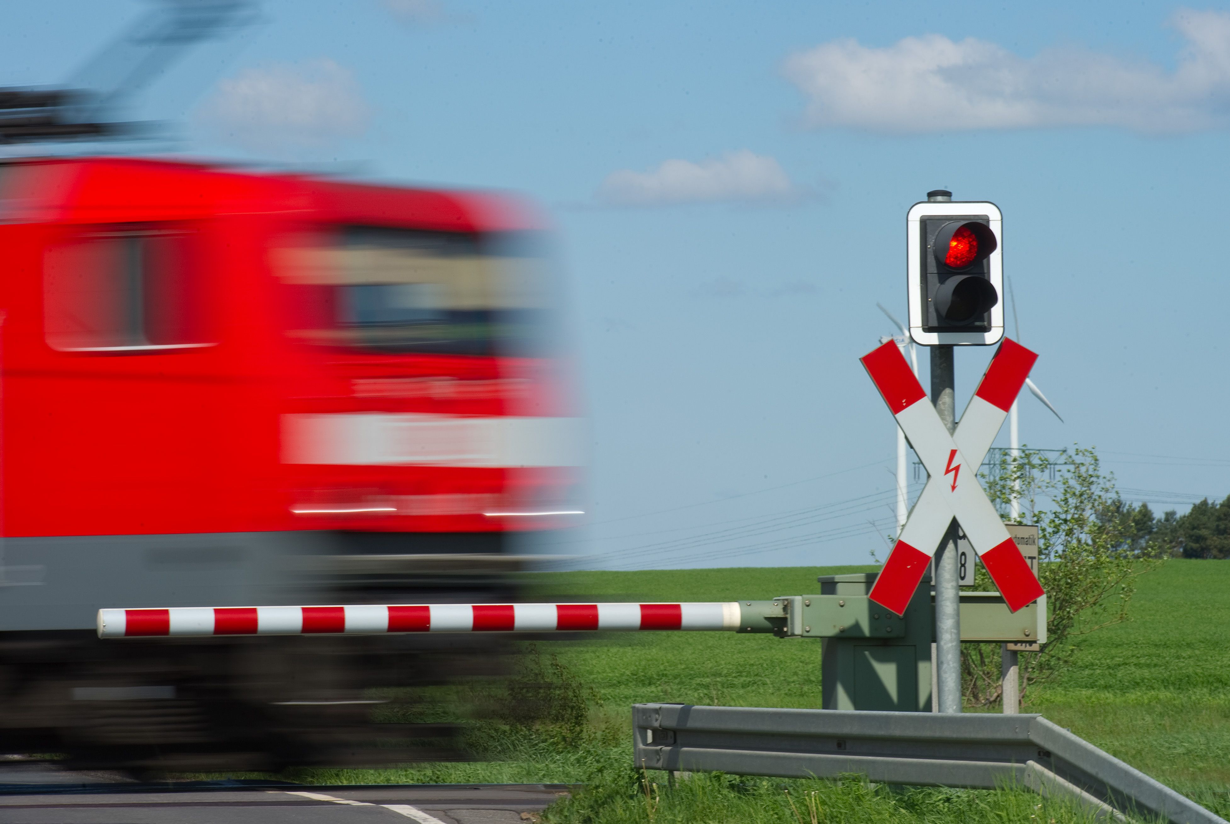 Image - Mann schaut auf Handy und wird von Zug überrollt