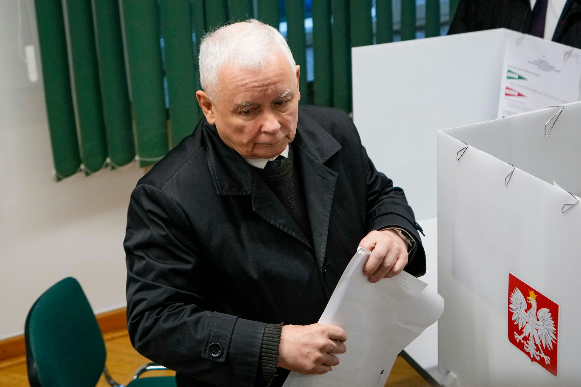 Jaroslaw Kaczynski, Vorsitzender der konservativen Regierungspartei "Recht und Gerechtigkeit" (PiS), bereitet seinen Stimmzettel in einem Wahllokal vor.