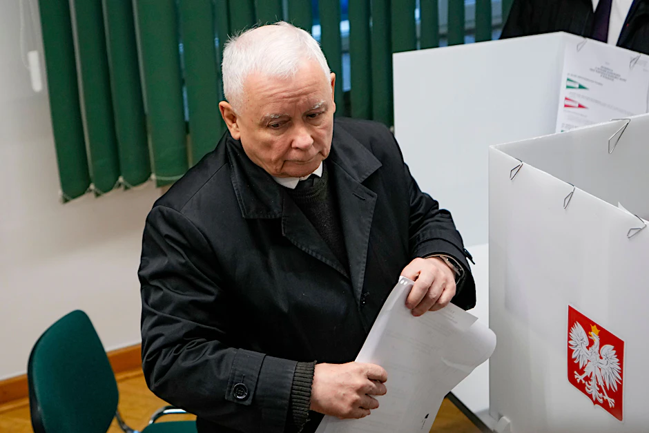Jaroslaw Kaczynski, Vorsitzender der konservativen Regierungspartei "Recht und Gerechtigkeit" (PiS), bereitet seinen Stimmzettel in einem Wahllokal vor.