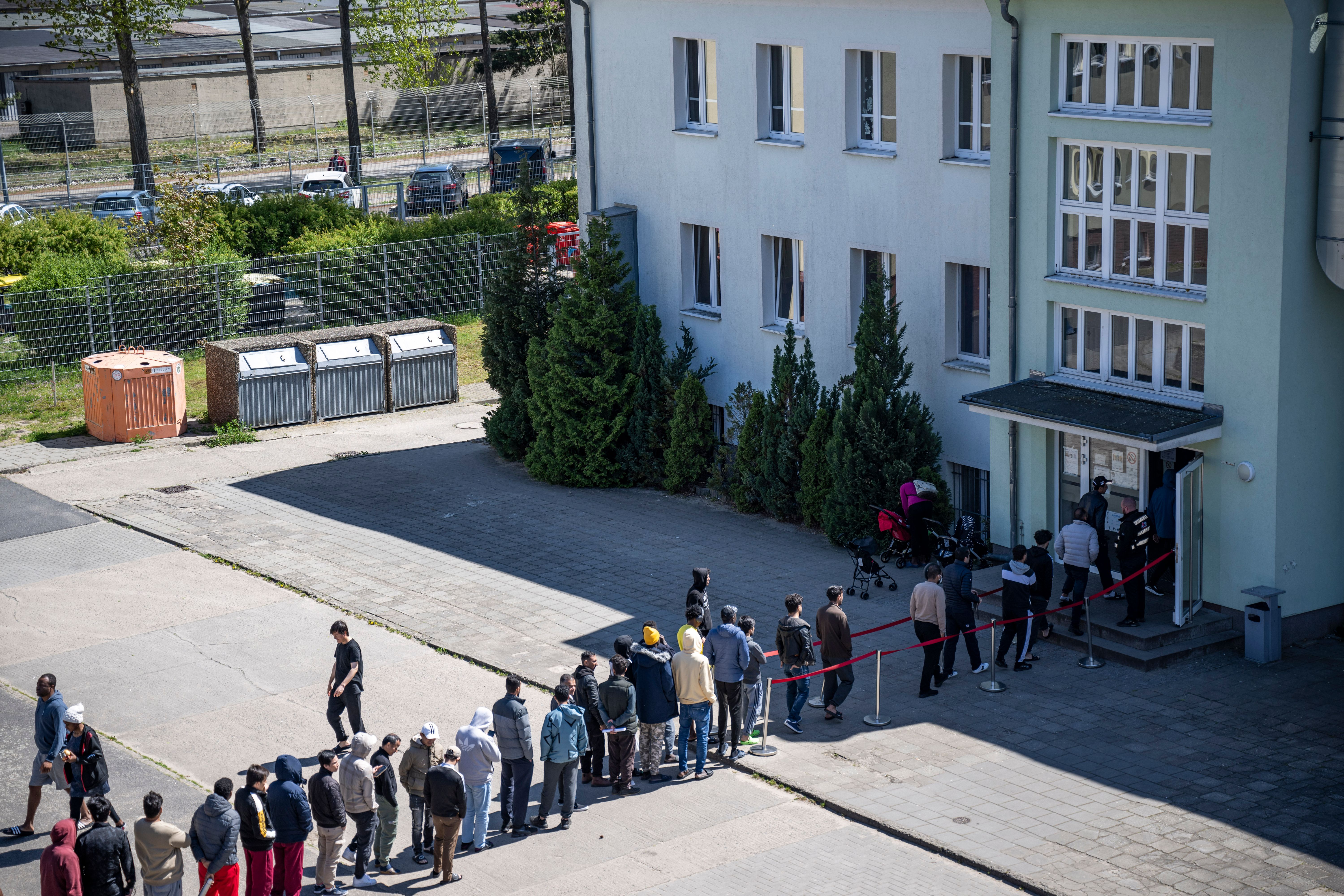 Bezahlkarte für Flüchtlinge in Brandenburg kommt: Berlins Sozialsenatorin Kiziltepe fassungslos