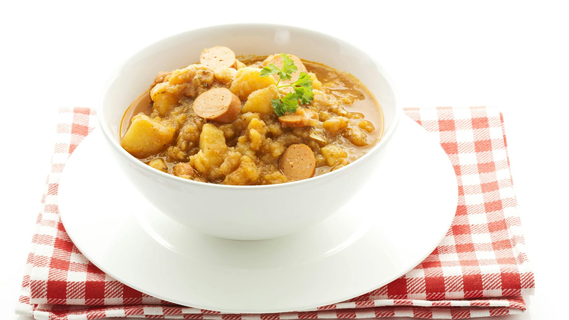 Das Rezept für Kartoffelgulasch kann auch mit Würstchen verfeinert werden - sie schmecken in dem Eintopf einfach köstlich und passen gut zum Rezept.