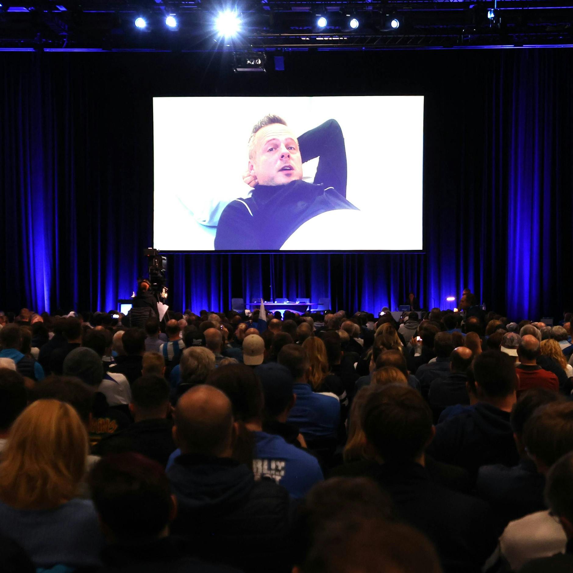 Der verletzte Hertha-Präsident Kay Bernstein sprach per Videobotschaft aus dem Krankenhaus zu den Mitgliedern.