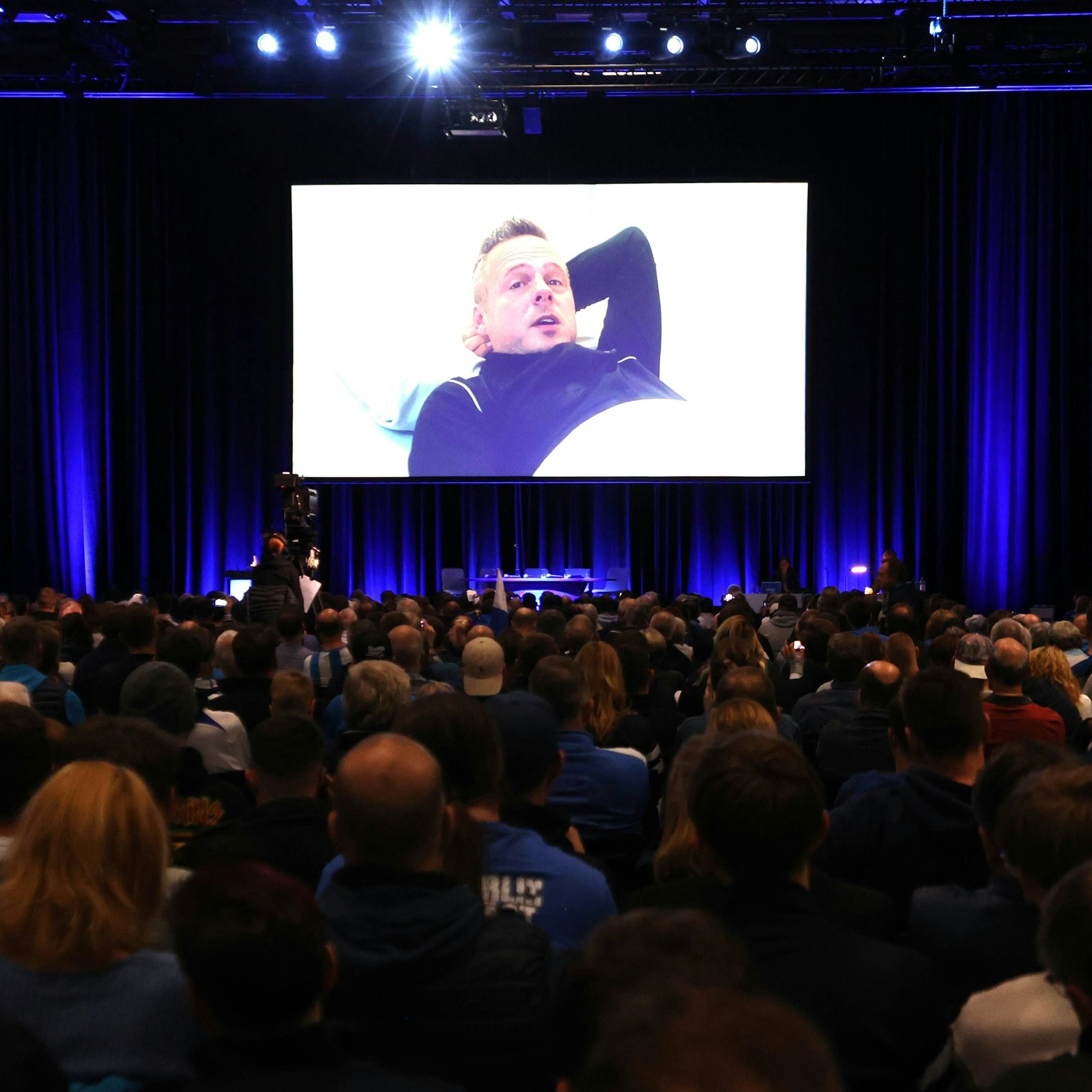 Der verletzte Hertha-Präsident Kay Bernstein sprach per Videobotschaft aus dem Krankenhaus zu den Mitgliedern.