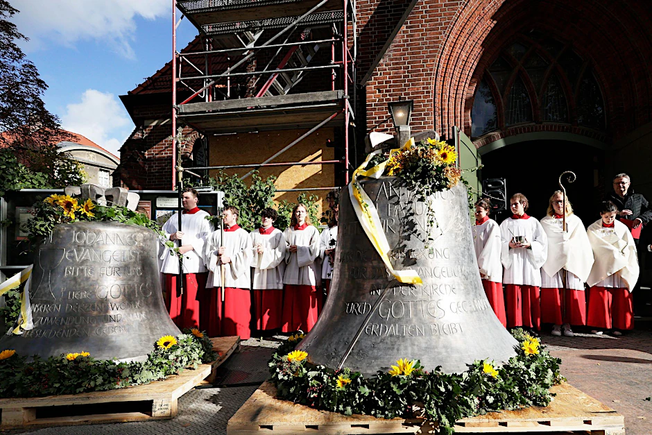 ARCHIV - Ministranten stehen während einer Zeremonie zur Weihe hinter fünf Bronzeglocken für die Kirche St. Antonius in Berlin-Oberschöneweide.  