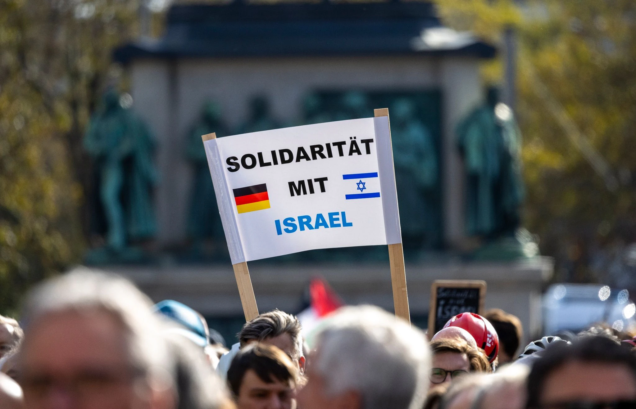 In unmittelbarer Nähe der Pro-Palästina-Demonstration fand in Köln eine Pro-Israel-Versammlung statt.  