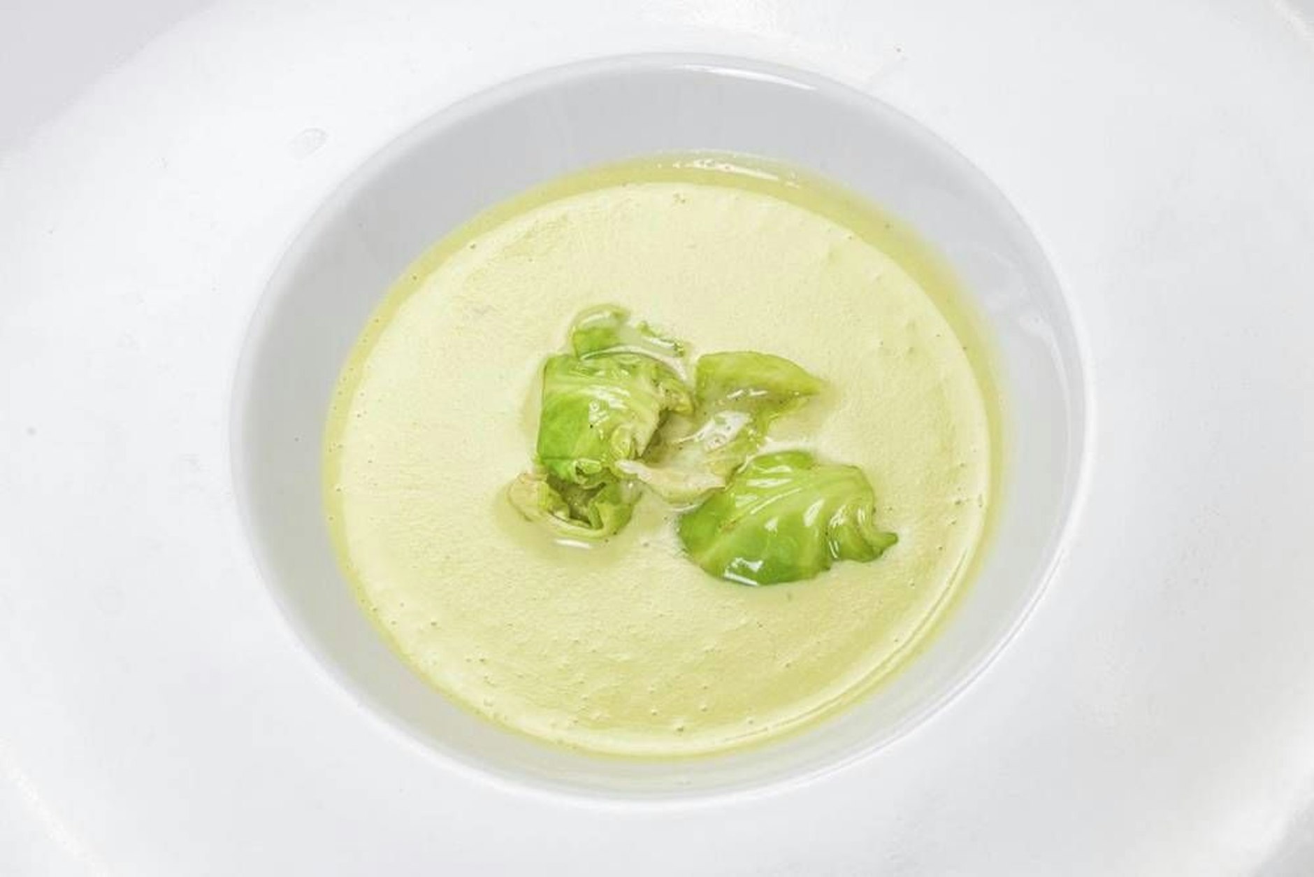 Dieses Rezept für cremige Rosenkohlsuppe ist eine echte Wohltat im Herbst und Winter.