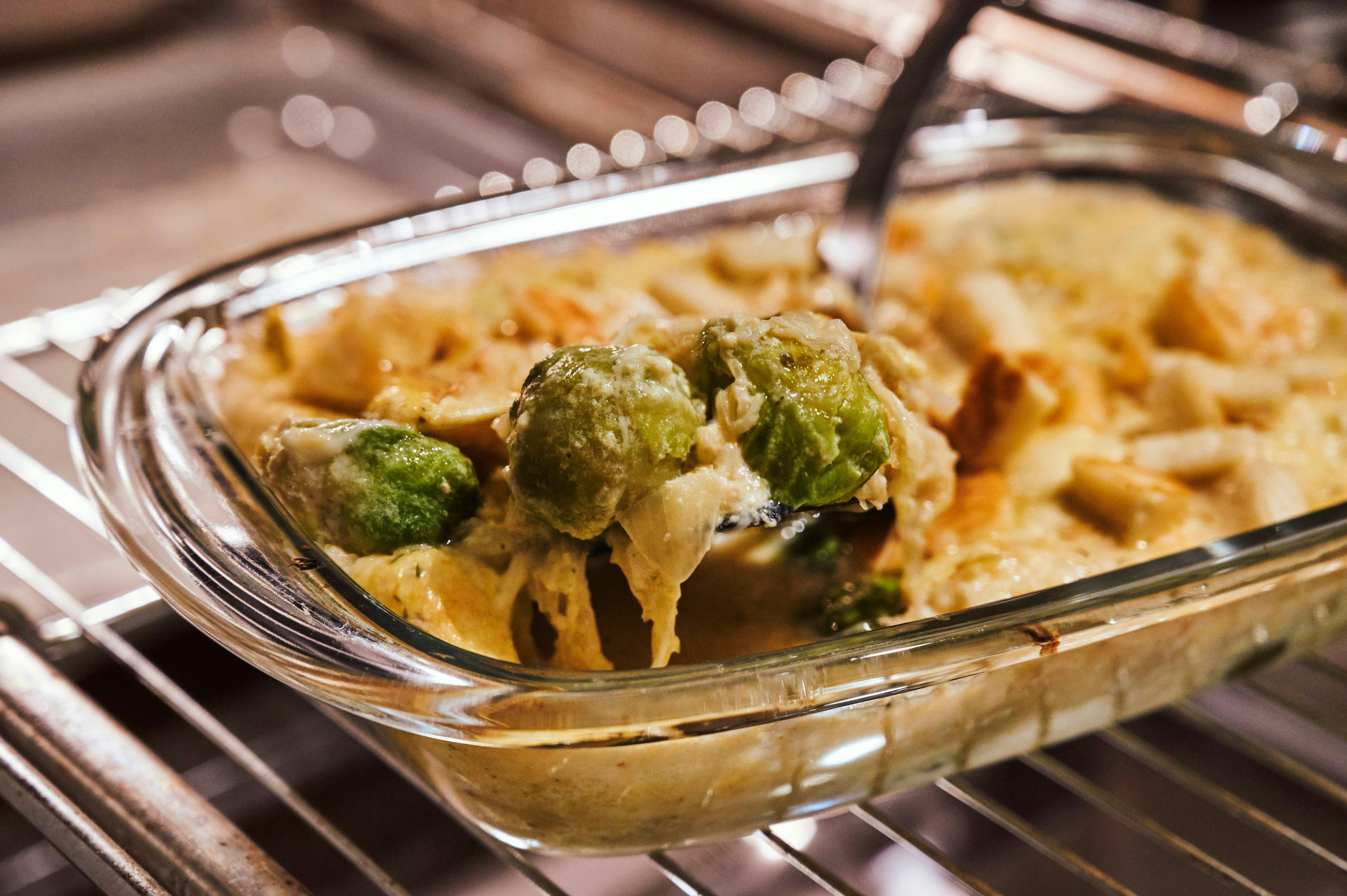 Geniales Rezept für Rosenkohl-Auflauf mit Hähnchen: herzhafter ... Geniales Rezept für Rosenkohl-Auflauf mit Hähnchen: herzhafter ...