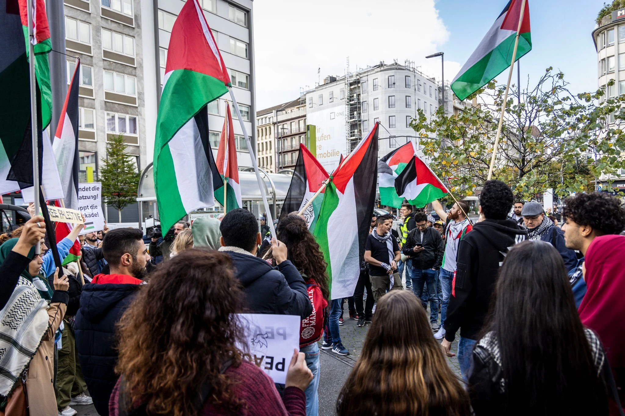 Mit zahlreichen Palästina-Fahnen zogen Menschen durch Düsseldorf. Die Stimmung sei emotional gewesen, aber es habe keine nennenswerten Zwischenfälle gegeben, teilte die Polizei mit.  