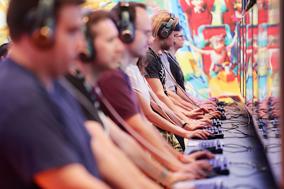 ARCHIV - Messebesucher der Computer- und Videospielemesse «Gamescom» testen ein Computerspiel.  