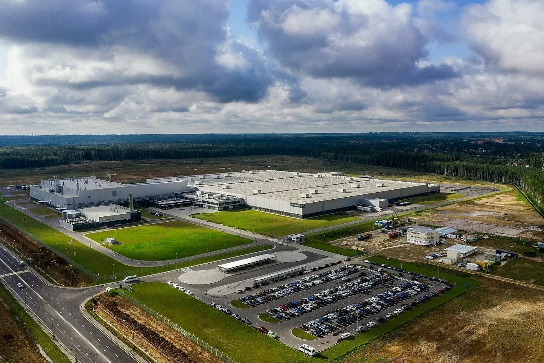 Im Yesipovo Industrial Park bei Moskau hat die Mercedes-Benz AG vor dem russischen Angriff auf die Ukraine Autos der eigenen Marke montiert. Nun sind die Chinesen im Spiel.